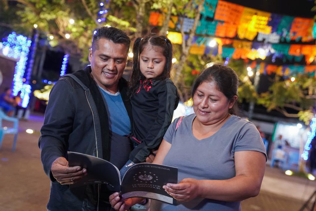 benefician-a-65-familias-de-la-comunidad-monsenor-romero-la-libertad-con-entrega-de-escrituras